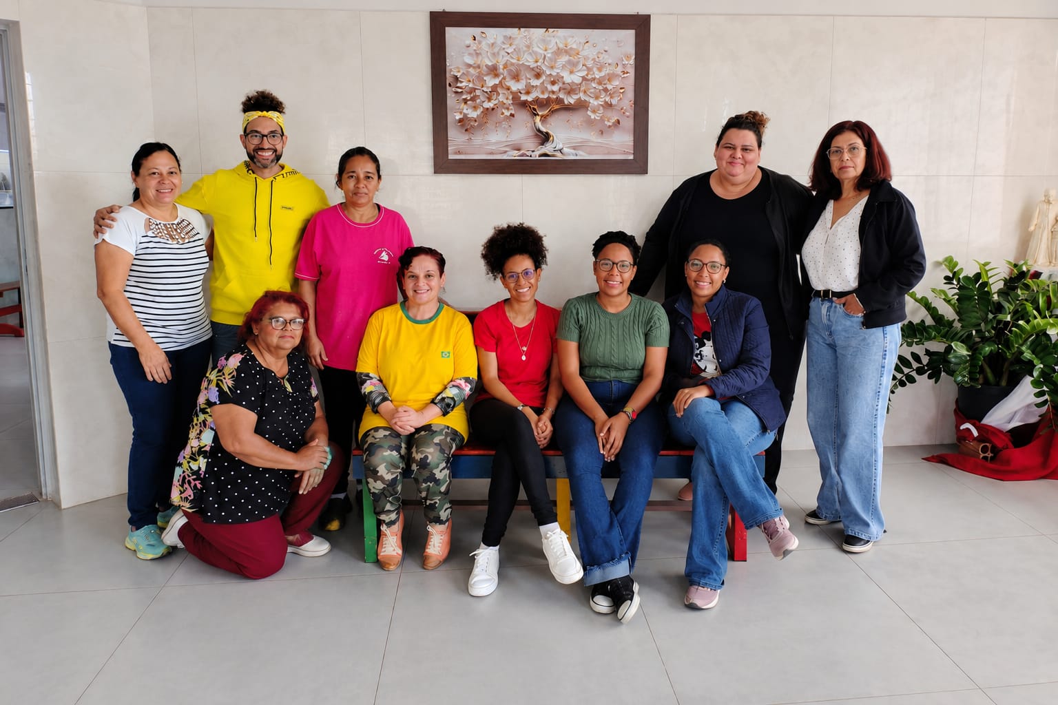 Foto da equipe e crianças do Educandário